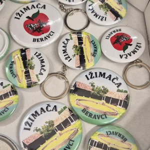 Bedževi, magneti, privjesci